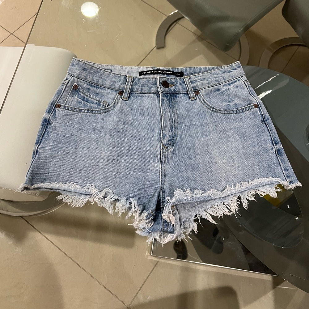 Volcom mid rise Jean shorts size 28